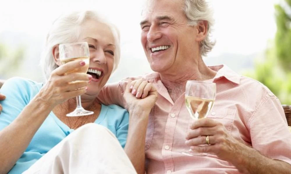 Ζουν περισσότερο όσοι πίνουν λίγο από όσους δεν πίνουν καθόλου